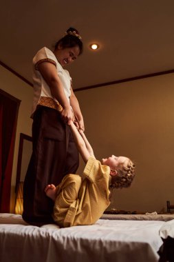 Terapist eğitim esnekliği ve kız vücudu