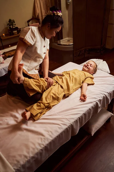 Therapeut doet fysieke oefeningen om kind voor de gezondheid — Stockfoto