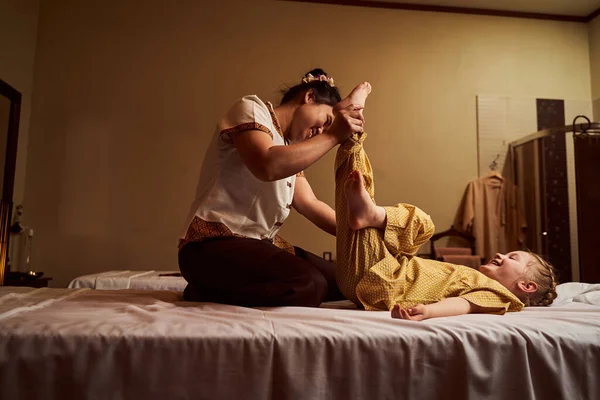 Profesjonalna masażystka pracująca w nowoczesnym salonie spa — Zdjęcie stockowe