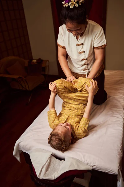 Doświadczony terapeuta szkolenia elastycznego ciała dziecka — Zdjęcie stockowe