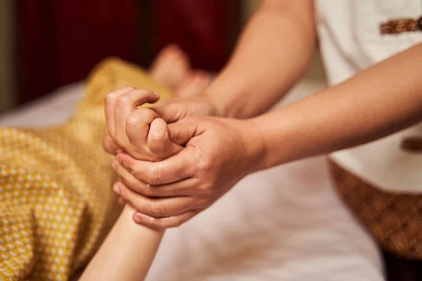 Chiropractor inbrengen van beenderen bij de hand van kind — Stockfoto