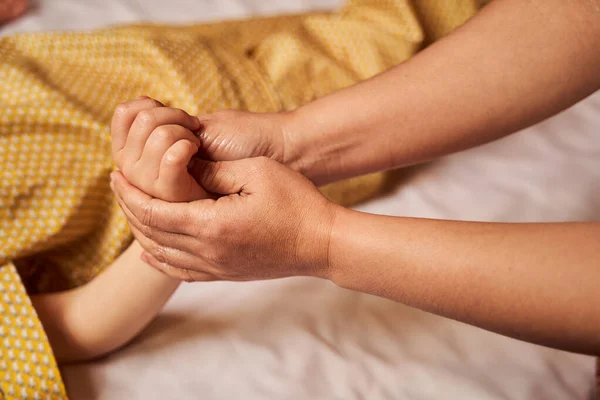 Doctor setting bones of girl on arms — Stock Photo, Image