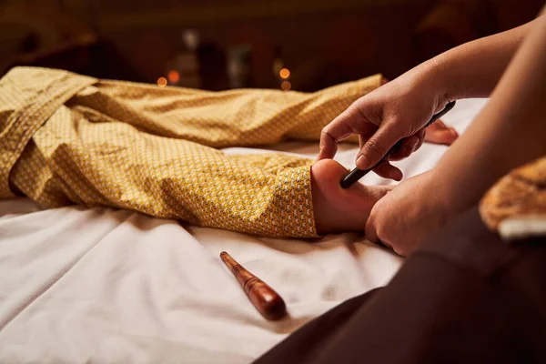 Girl on massage session with therapist in clinic — Stock Photo, Image