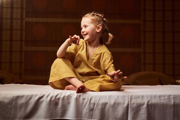 Happy little patient at physiotherapist appointment in clinic — Stock Photo, Image