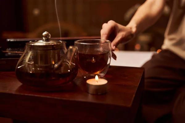 Theepot en een kopje thee op tafel — Stockfoto