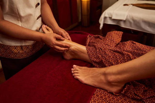 Experienced podologist giving massage to client in salon — Stock Photo, Image