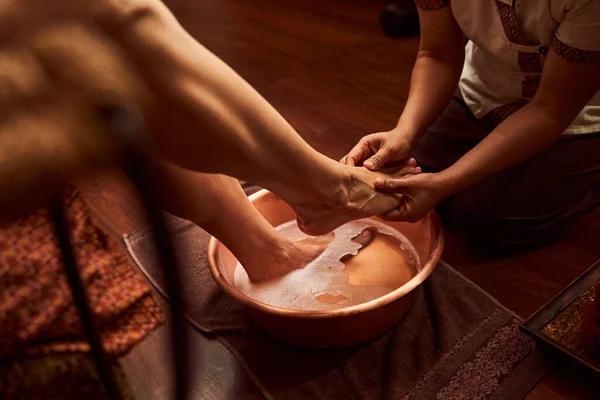 Kadın spa salonundaki özel konteynırda ayaklarını yıkıyor. — Stok fotoğraf