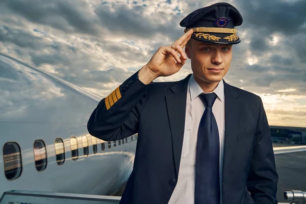 Pilota di sesso maschile che dimostra di essere pronto al volo — Foto Stock
