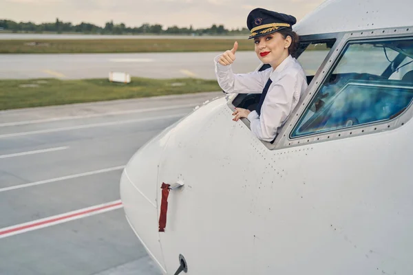 Señora piloto confiada demostrando su disposición para el despegue — Foto de Stock