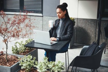 Yerel kafenin internetini kullanan özenli bir serbest yazar