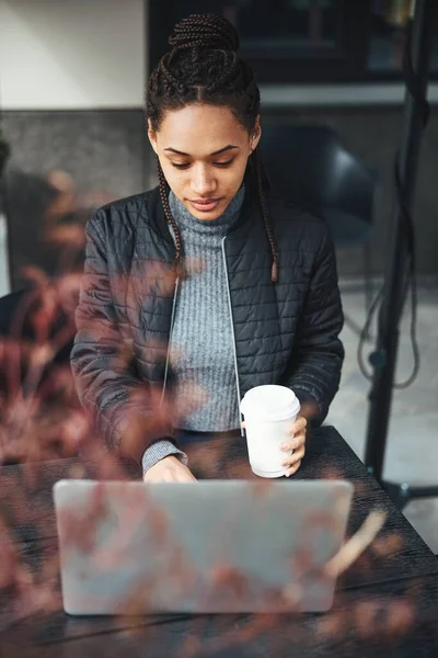 Young Afro American woman typing on keyboard — 图库照片