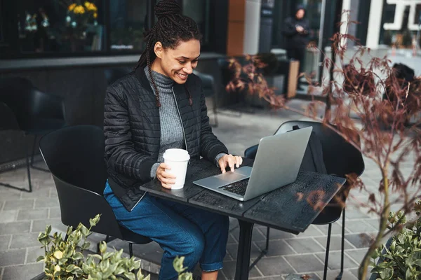 Jovencita alegre pasándola bien en la terraza de la cafetería —  Fotos de Stock