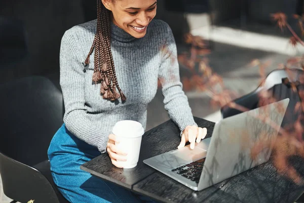 Sentirse feliz mientras se comunica en línea con personas increíbles —  Fotos de Stock