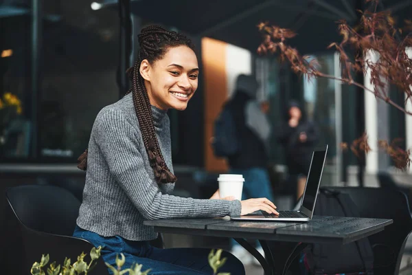 Good looking lady enjoying her online work — 스톡 사진