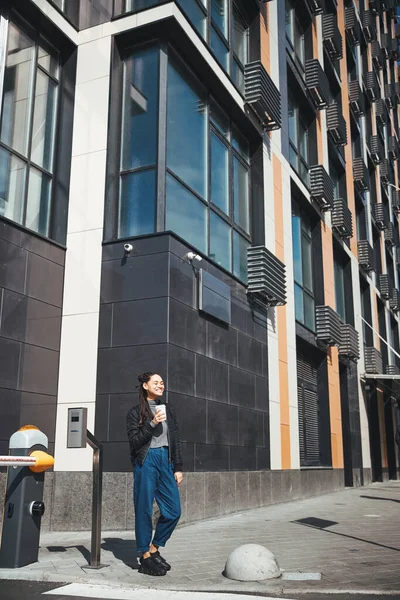 De pie al sol en un día cálido en la ciudad — Foto de Stock