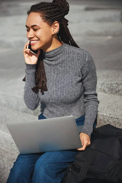 Mujer afroamericana alegre hablando en su teléfono inteligente —  Fotos de Stock