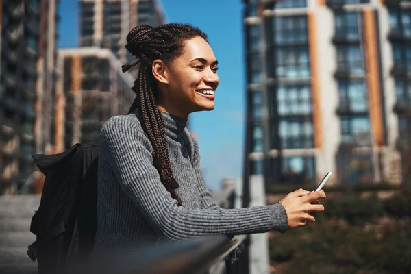 High-spirited traveler with a backpack looking into the distance — Stock Photo, Image