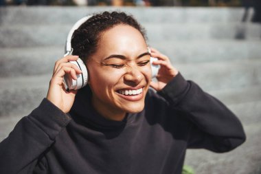 Neşeli bayan müziği sever gözleri kapalı