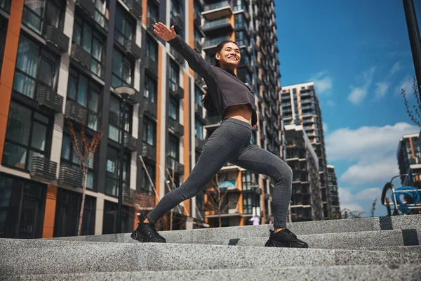 Linda dama deportiva alegre haciendo ejercicio al aire libre — Foto de Stock