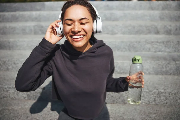 Young female grooving on her favorite music — Foto de Stock