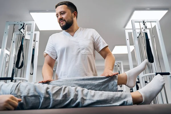 Професійний фізіотерапевт робить масаж ніг і ніг пацієнта. Лікар-терапевт ніг — стокове фото