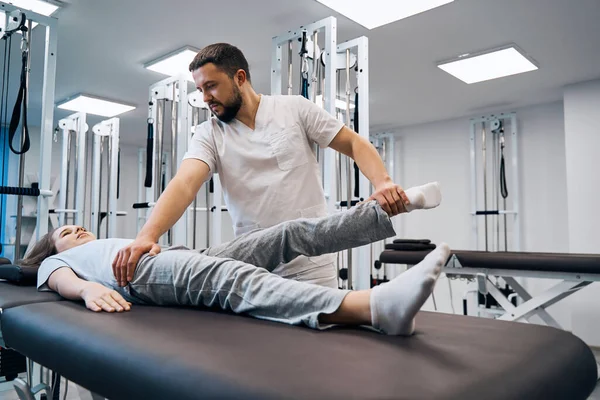 Specialist fysiotherapeut massages kind voet en been. Chiropractor arts behandelt sportblessure — Stockfoto