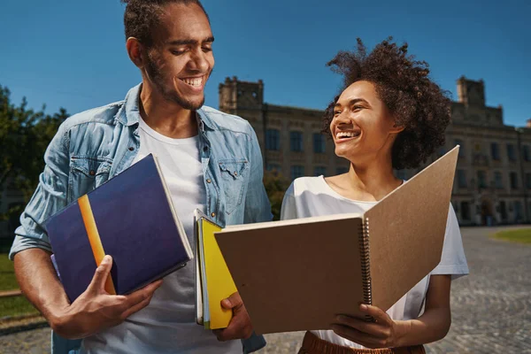 Friends laughing at funny notes after the lecture — Foto de Stock