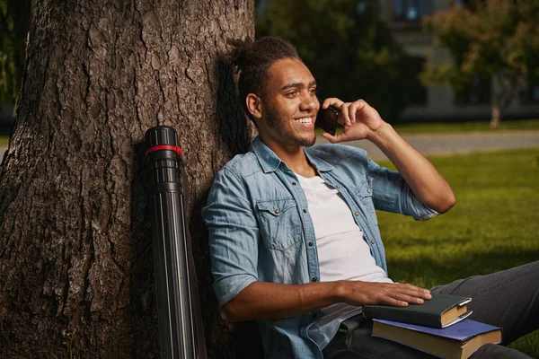 Confident handsome man enjoying phone talk with friend — стоковое фото