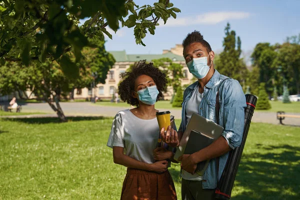 Students adjusting to the sanitary rules of the pandemic — Stockfoto