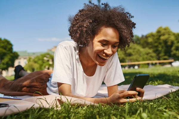 Så glad att få ett oväntat meddelande från vännen — Stockfoto