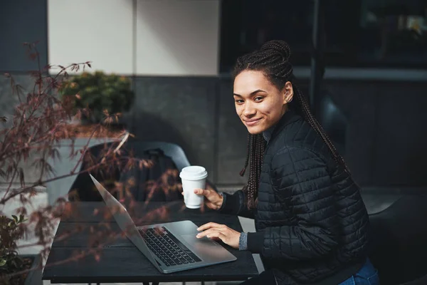 Confident young specialist working outdoors and smiling — 图库照片