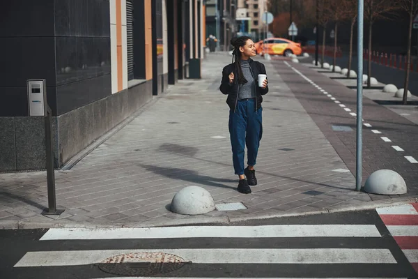 Marzycielka spacerująca po pustej ulicy w dzień — Zdjęcie stockowe