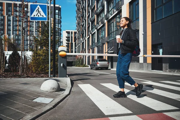 Vacker kvinna med kaffe i stadsmiljö — Stockfoto