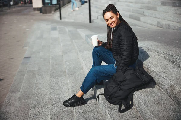 Ung resenär vilar i staden efter lång promenad — Stockfoto