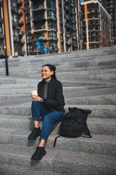 Beautiful lady having good time in the city center — Stockfoto