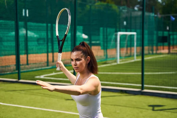 Ernsthaft fokussierte Frau spielt ein Sportspiel — Stockfoto