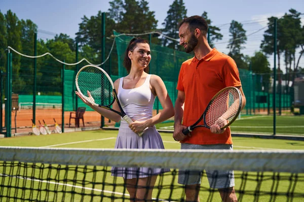 Deux sportifs avec des raquettes sur le terrain — Photo