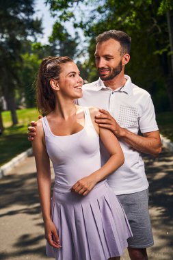 Mutlu genç kadın erkek arkadaşına gülümsüyor.