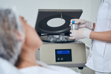 Kozmetik uzmanının Holder 'dan boşlukları doldurmasına odaklanmış bir fotoğraf.