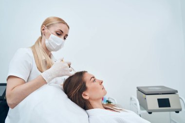 Uzman bir tıp çalışanı mezoterapi kursuna gidiyor.