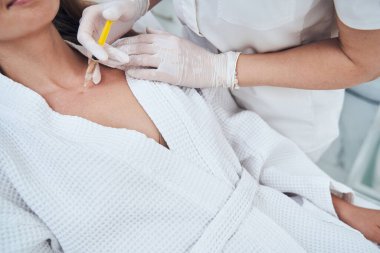 Güzellik prosedürü uygulayan kadına yakın dur.