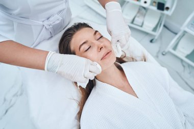 Kozmetik uzmanını ziyaret eden güzelliğe odaklanmış bir fotoğraf.