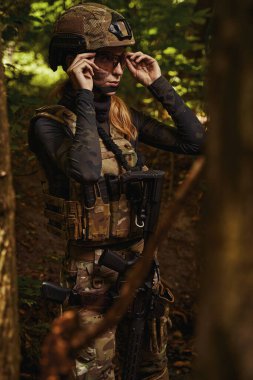 Sevimli asker savaş için gözlüklerini çıkarıyor.