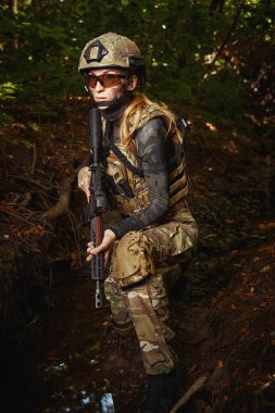 Ciddi bir kadın işten sonra ormanda vakit geçiriyor.