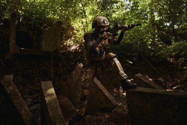 Olağanüstü koşullarda görev yapan bir kadın.