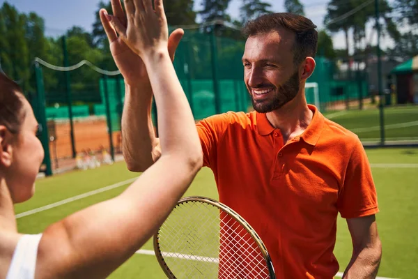 Neşeli sporcu kadın rakibine beşlik çakıyor. — Stok fotoğraf