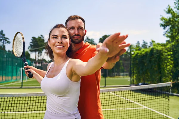 Joueuse de tennis débutant maîtrisant le mouvement correct de la main — Photo