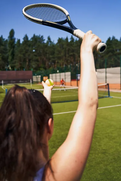 Atleta professionista che gioca una partita di singolare con il suo compagno di tennis — Foto Stock