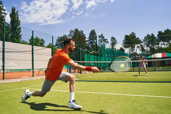 Vážný sportovec hraje zápas singlů se svou soupeřkou — Stock fotografie