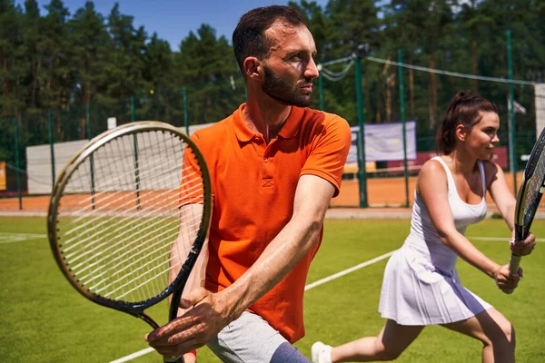 2人のテニス選手が奉仕を待っています — ストック写真